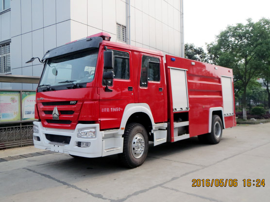 重汽豪沃5噸水罐消防車