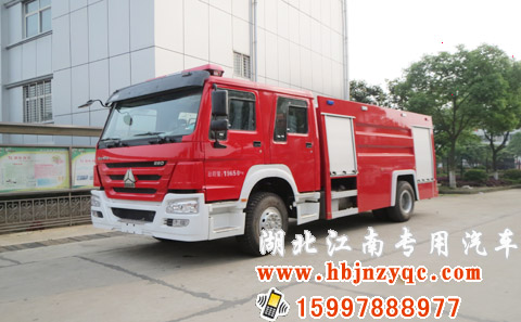 重汽豪沃5噸水罐消防車