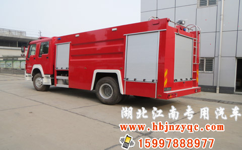 重汽豪沃5噸水罐消防車